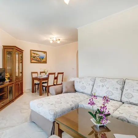 Three-bedroom In Apartmán
